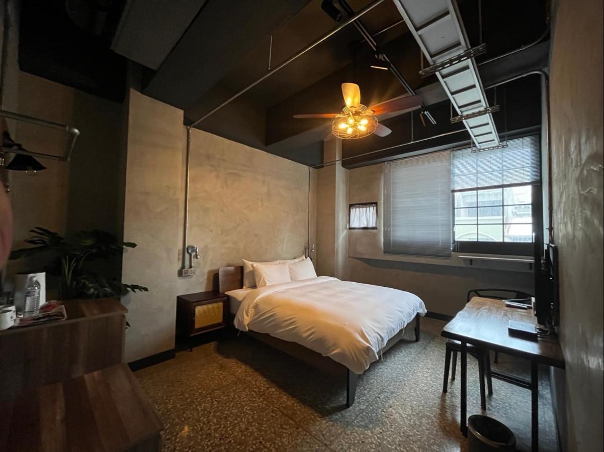 The Retro Tai-Pan Hotel Tainan Luaran gambar