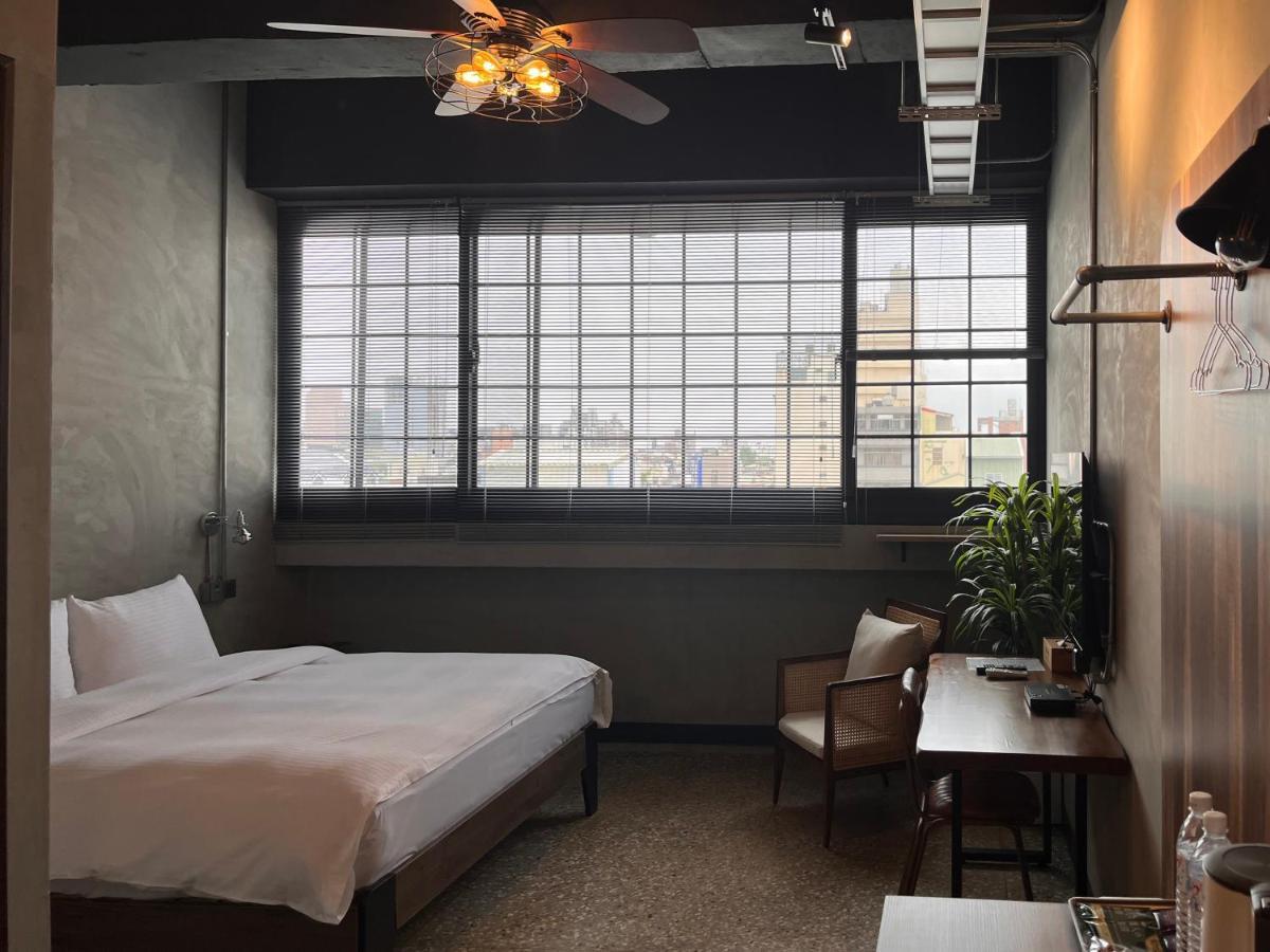 The Retro Tai-Pan Hotel Tainan Luaran gambar